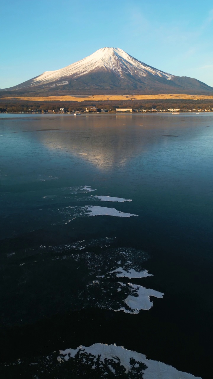 山中湖富士山的空中前进视频素材