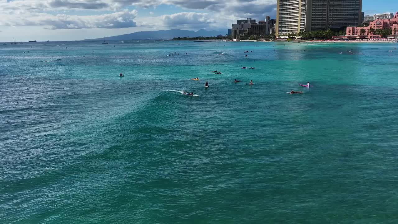 无人机拍摄的夏威夷冲浪者视频素材