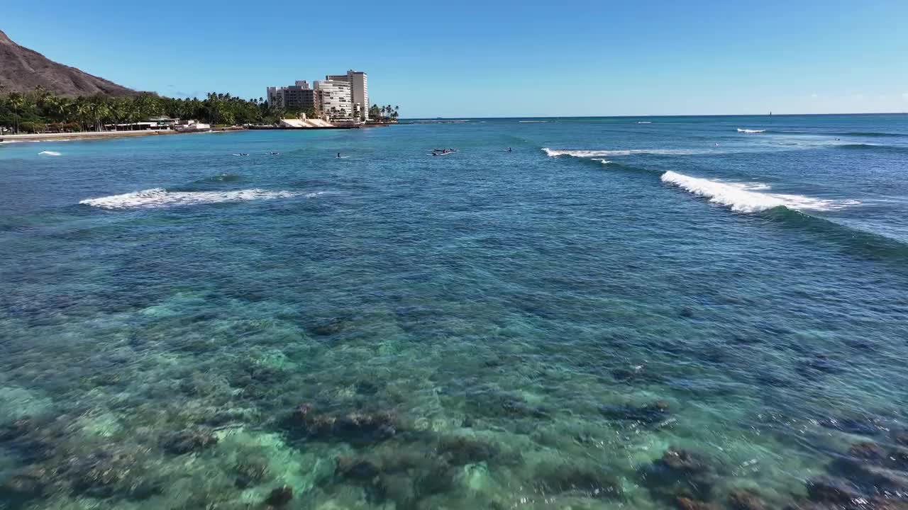 夏威夷冲浪者的无人机航拍画面视频素材