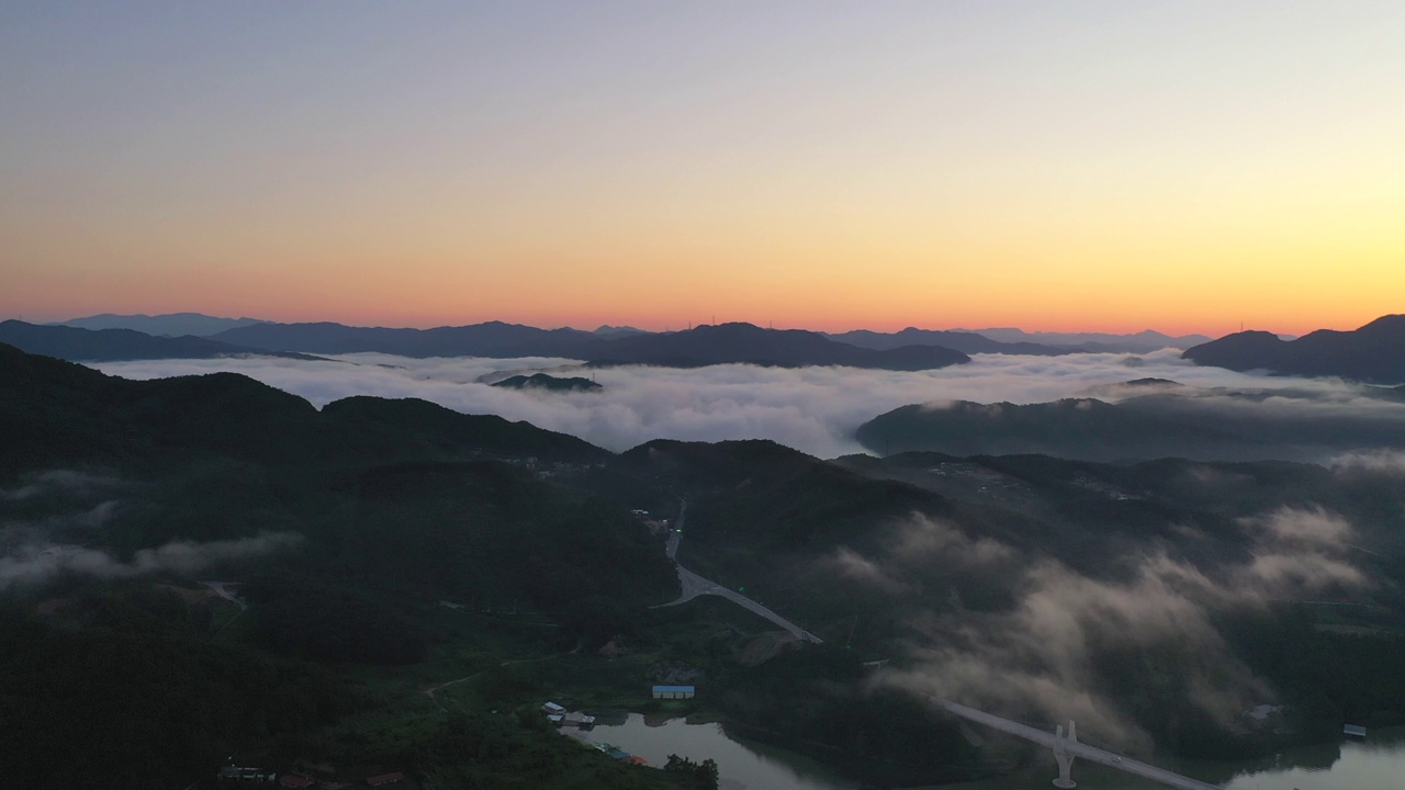 湖泊、加平大桥、日出和云海的自然风光/韩国京畿道加平郡视频素材