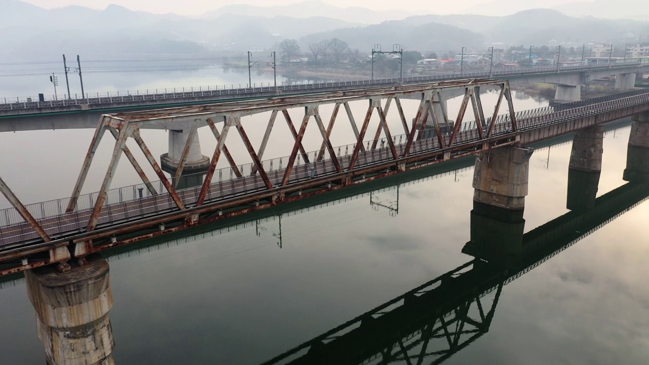 北汉江、北汉江铁路桥、杨水铁路桥周边的市中心自然风光。韩国京畿道杨平郡视频素材