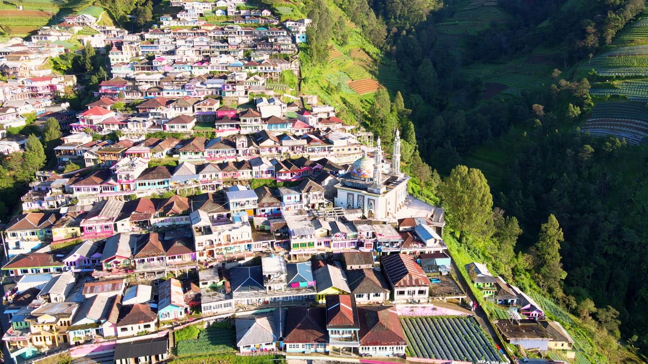 山坡上乡村房屋的鸟瞰图视频素材