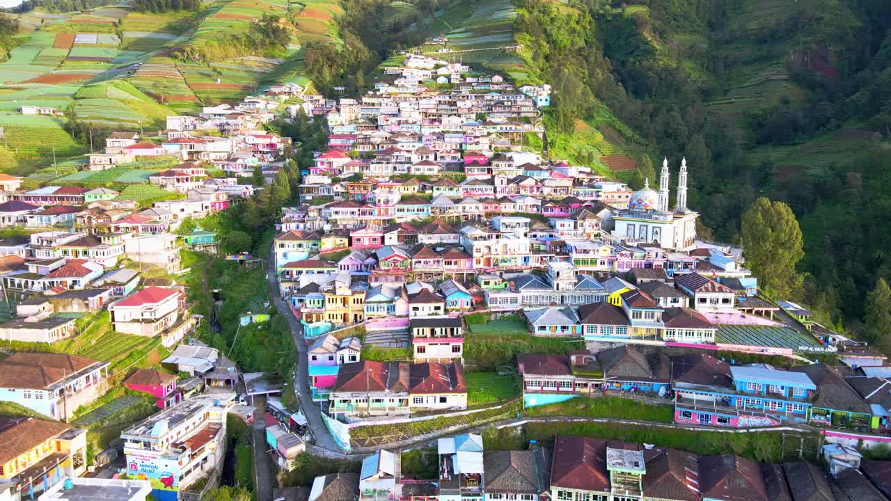 山坡上乡村房屋的鸟瞰图视频素材