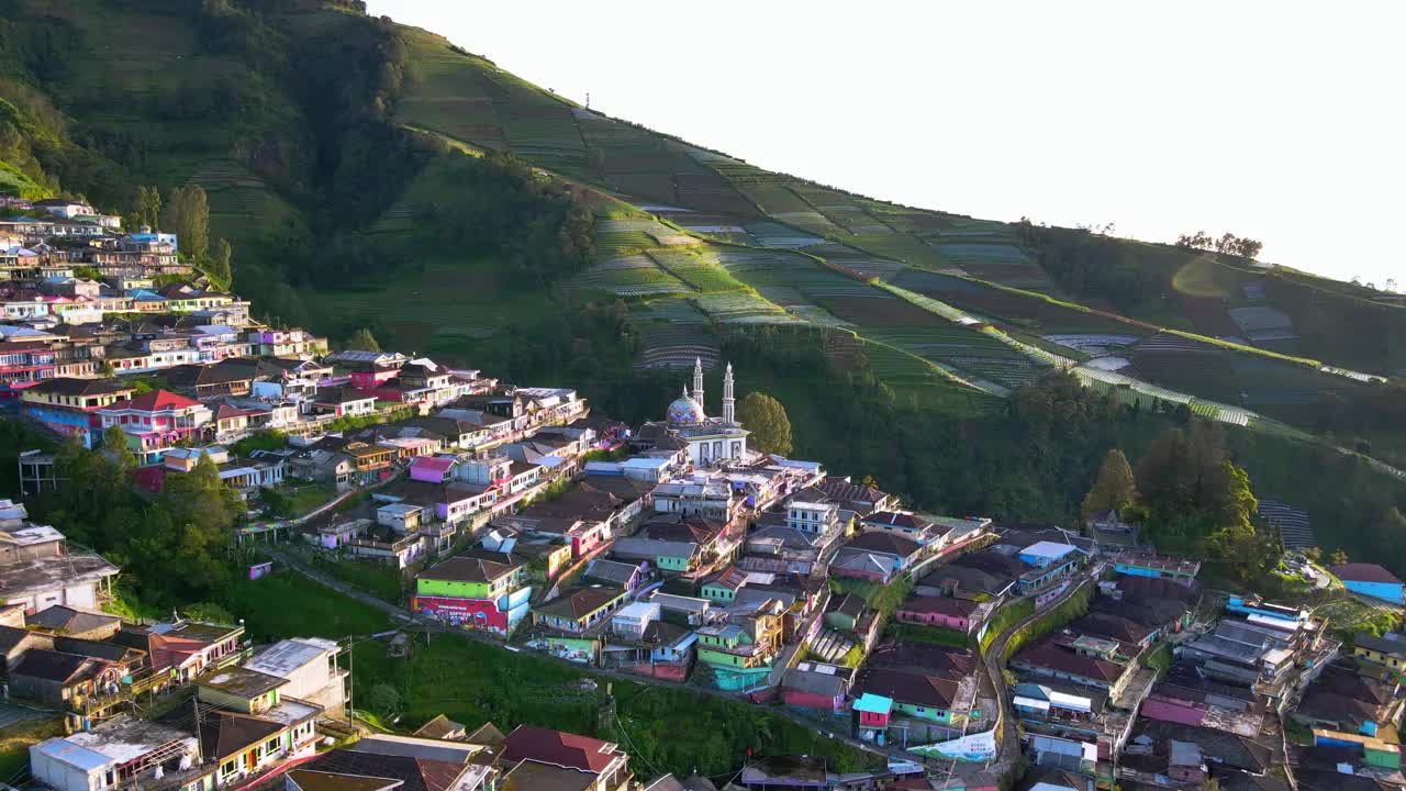 山坡上乡村房屋的鸟瞰图视频素材