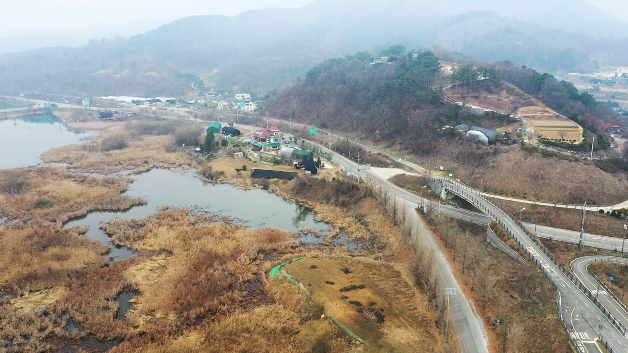 韩国京畿道琼郡/南杨州市的市区、山区、公路的自然风光视频素材