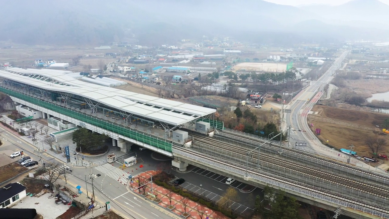 京畿道南阳州郡北汉江附近的市中心和云吉山站视频素材