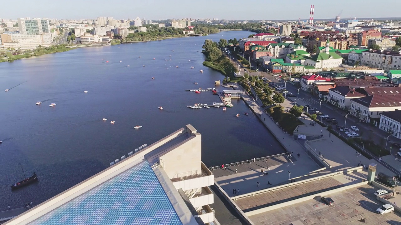 大河湾，城市空中有滨水和喷泉视频素材