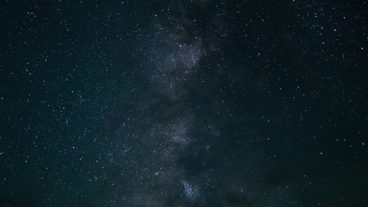 德尔塔水瓶座流星雨和银河系50毫米西南天空上惠特尼山内华达山脉美国加利福尼亚州时间延迟视频素材