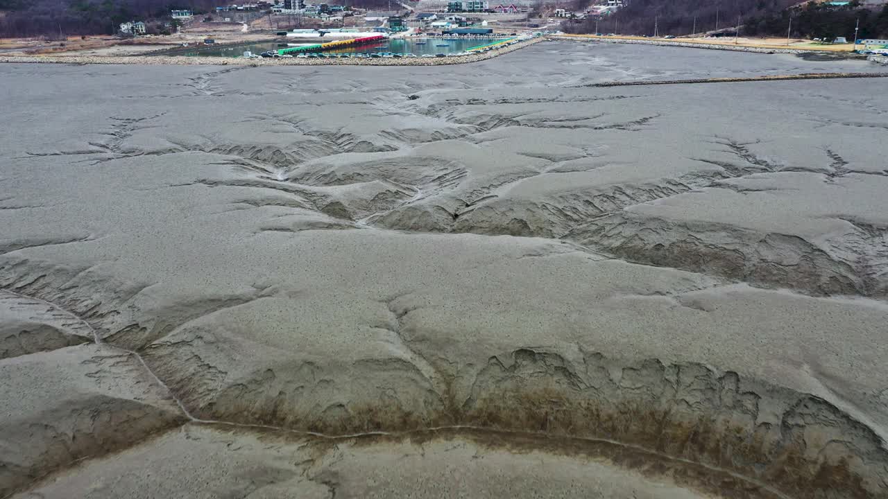 自然风光-东巨岛周围的小镇和泥滩渔场/韩国仁川江华郡视频素材