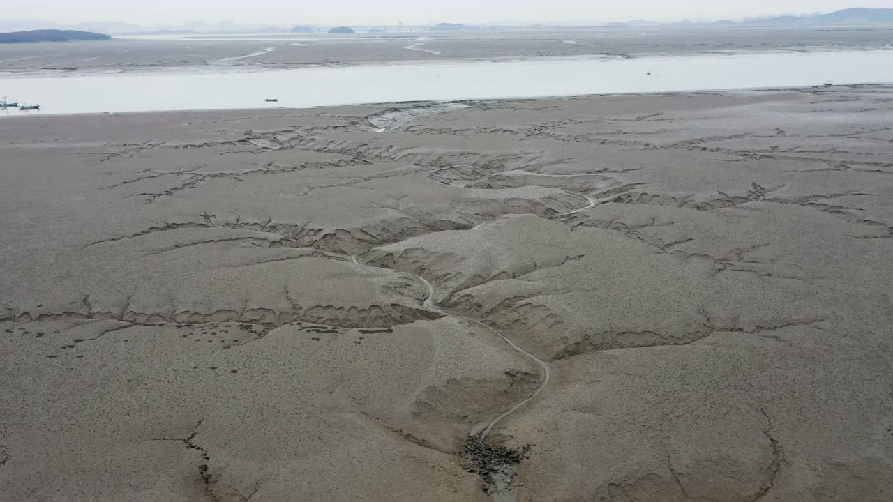 自然风光——韩国仁川江华郡东土岛周围的泥滩视频素材