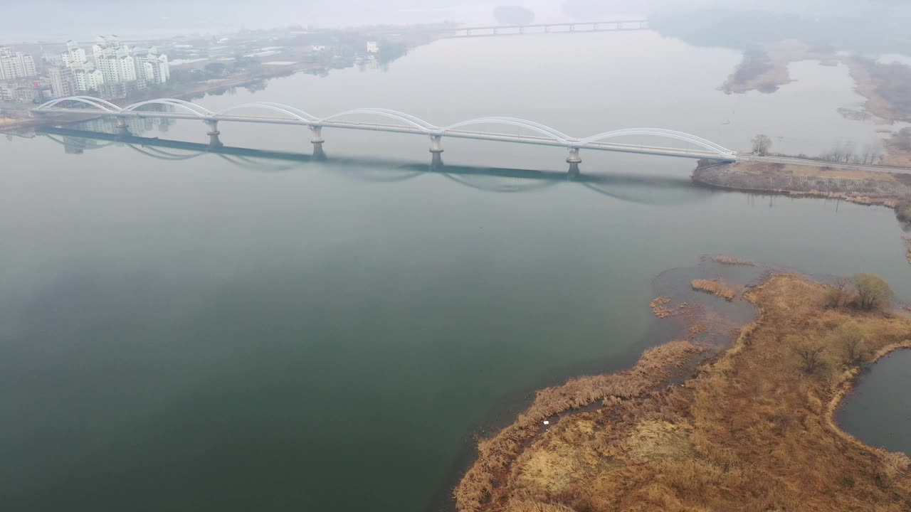 京畿道琼郡/南杨州市，杨水大桥和北汉江周边的自然风光视频素材