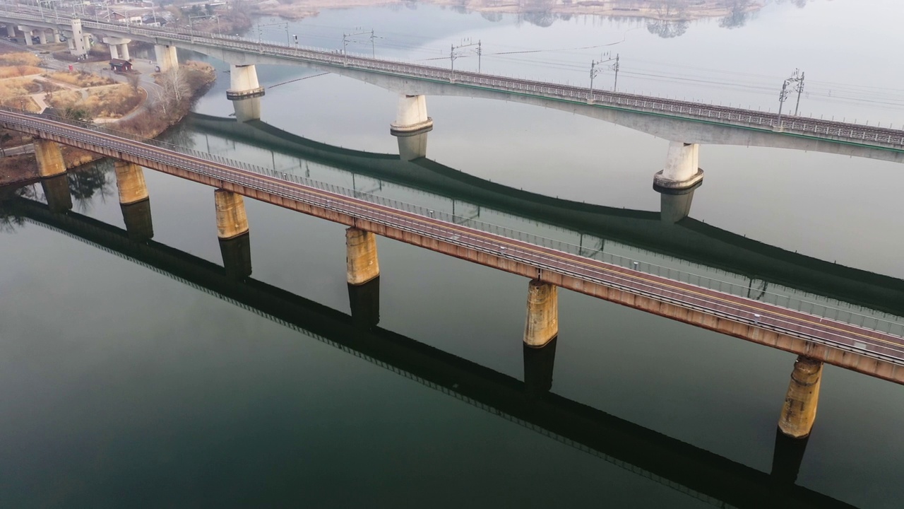 韩国京畿道南阳州市琼郡北汉江、北汉江铁路桥、杨水铁路桥周边的市中心自然风光视频素材