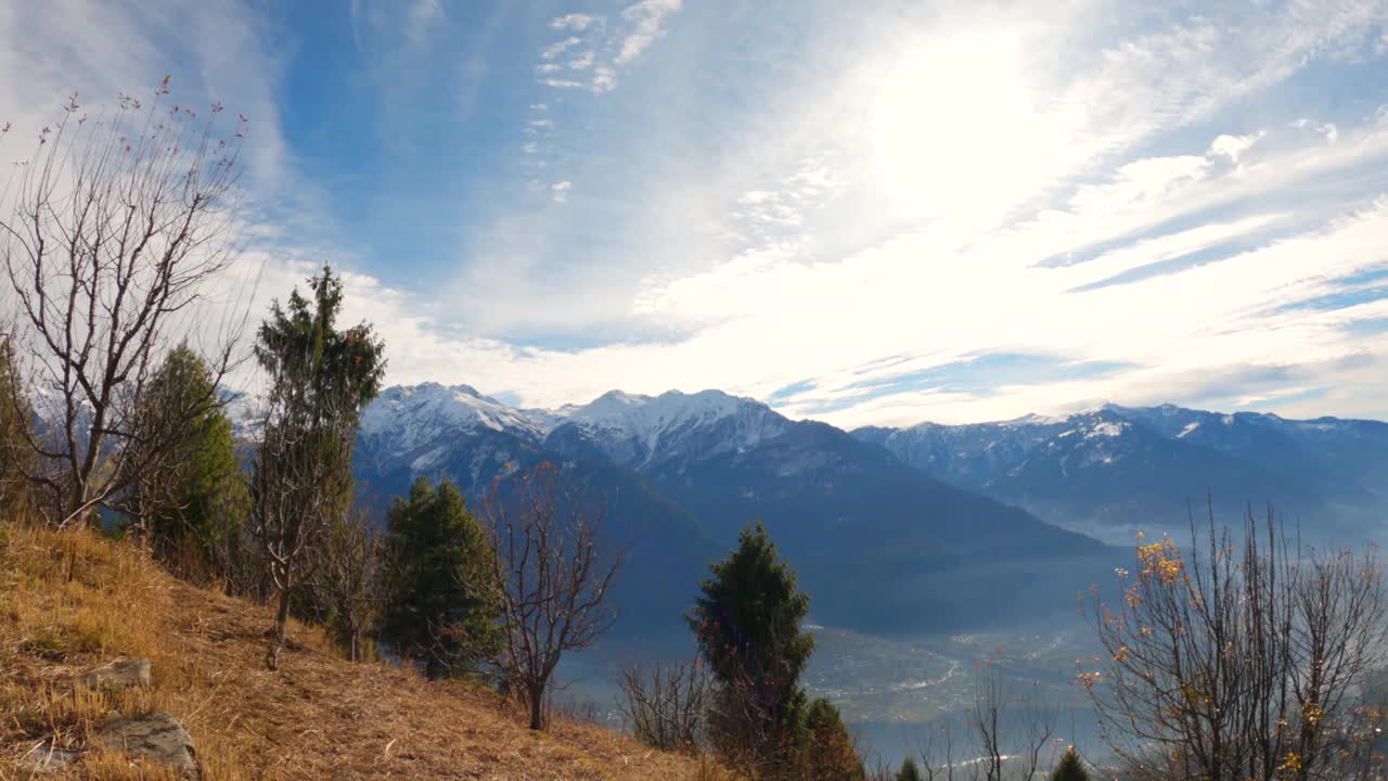 在印度喜马偕尔邦的马纳里，从山顶上看到的大雾早晨的Kullu山谷的4K镜头。自然雾蒙蒙的喜马拉雅山谷背景。早上的Kullu山谷。视频素材