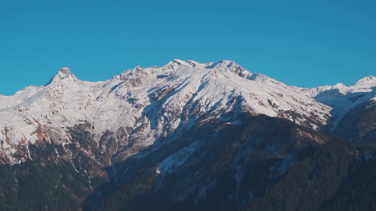 在印度喜马偕尔邦的马纳里，冬季积雪覆盖的山脉。喜马拉雅山的山峰在冬天被雪覆盖。自然的冬季雪山背景。视频素材