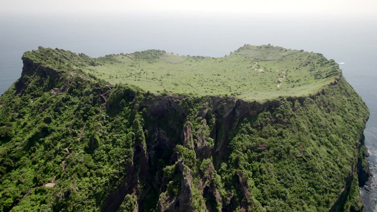 韩国济州岛西归浦市城山区附近的城山一丘峰凝灰岩和大海视频素材