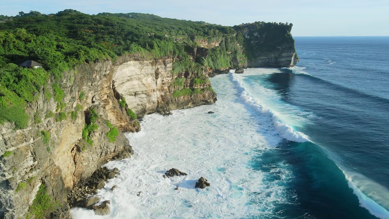 巴厘岛乌鲁瓦图地区的悬崖、海洋和理想海浪的风景海岸线视频素材