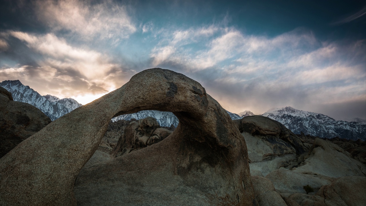 莫比乌斯拱门在阿拉巴马山，Lone Pine，加州，美国视频素材