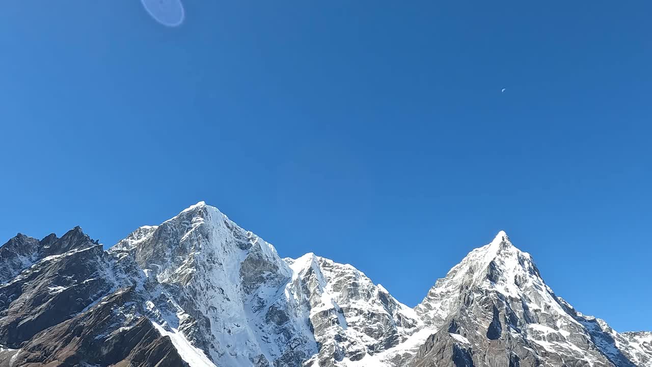 在尼泊尔的珠峰大本营徒步旅行途中，塔博切山(6495米)和cholatse山(6440米)的美丽景色。视频素材