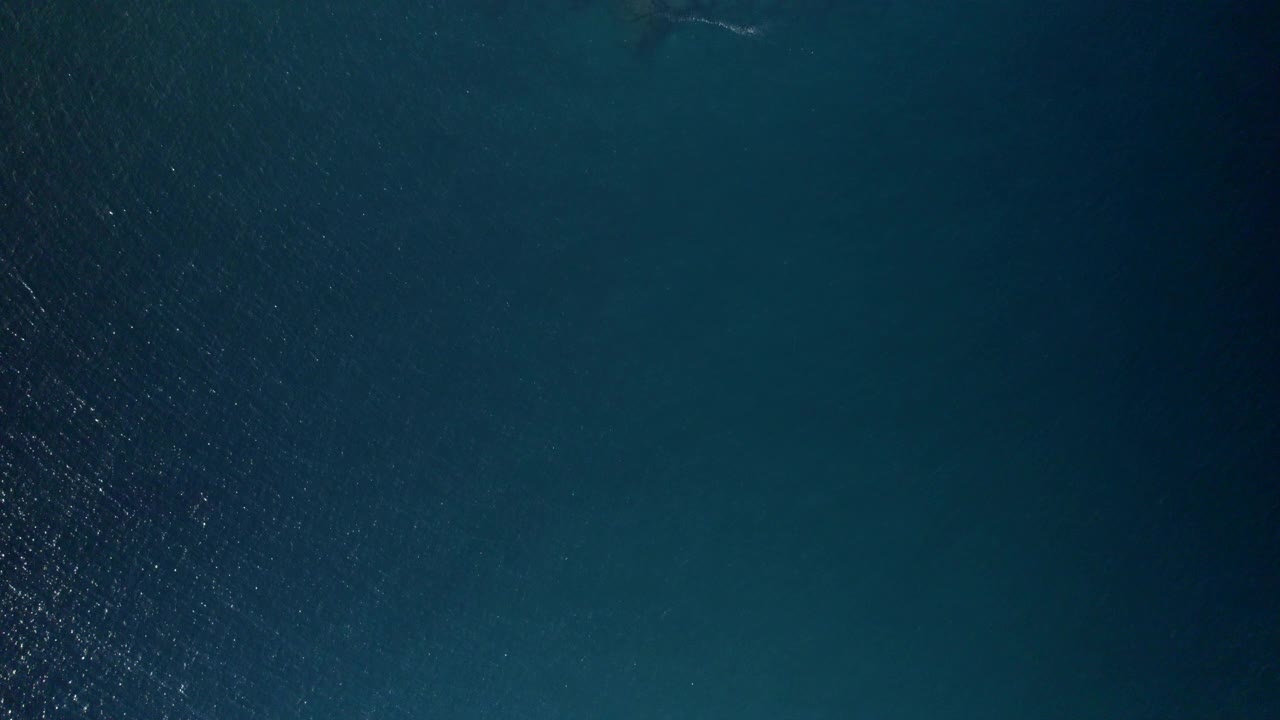 韩国济州岛西归浦市龙梅里海滩附近的蓝色大海和海浪视频素材