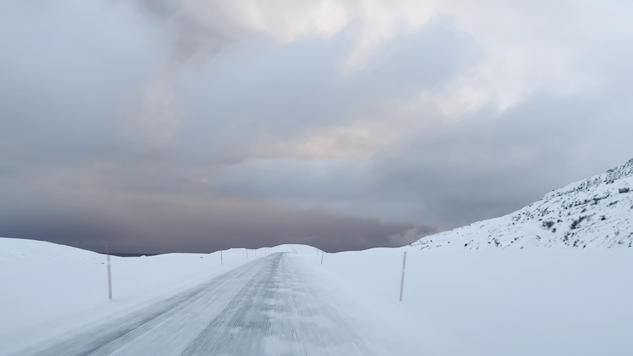 在挪威北部Repvåg附近的冬季积雪路上行驶的视频视频下载