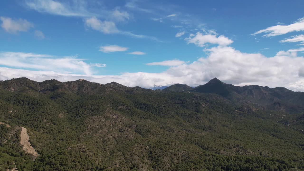 山体景观的崩塌和移动的云。内华达山脉。格拉纳达。西班牙。视频素材