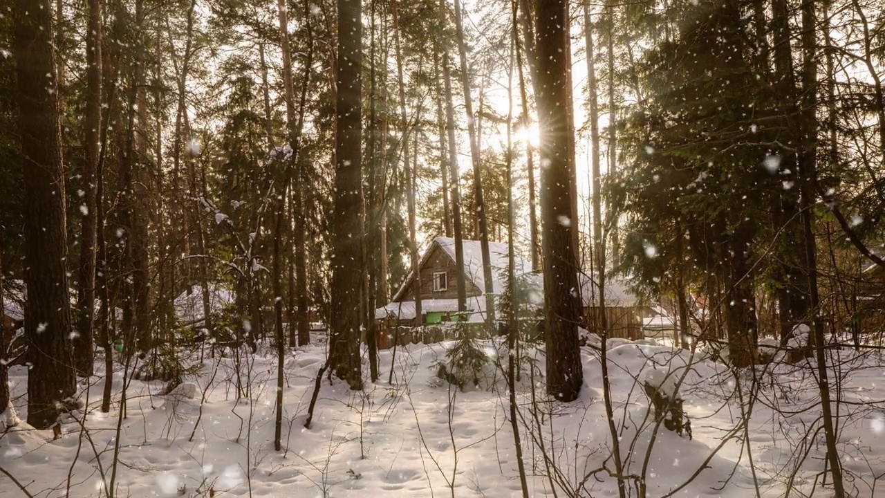 在一个美丽的雪天，森林里的木屋倒塌了。森林中央的一间孤零零的小屋，可以在寒冷的冬天抵御降雪。冬天的童话。时间推移，相机运动4k视频视频素材