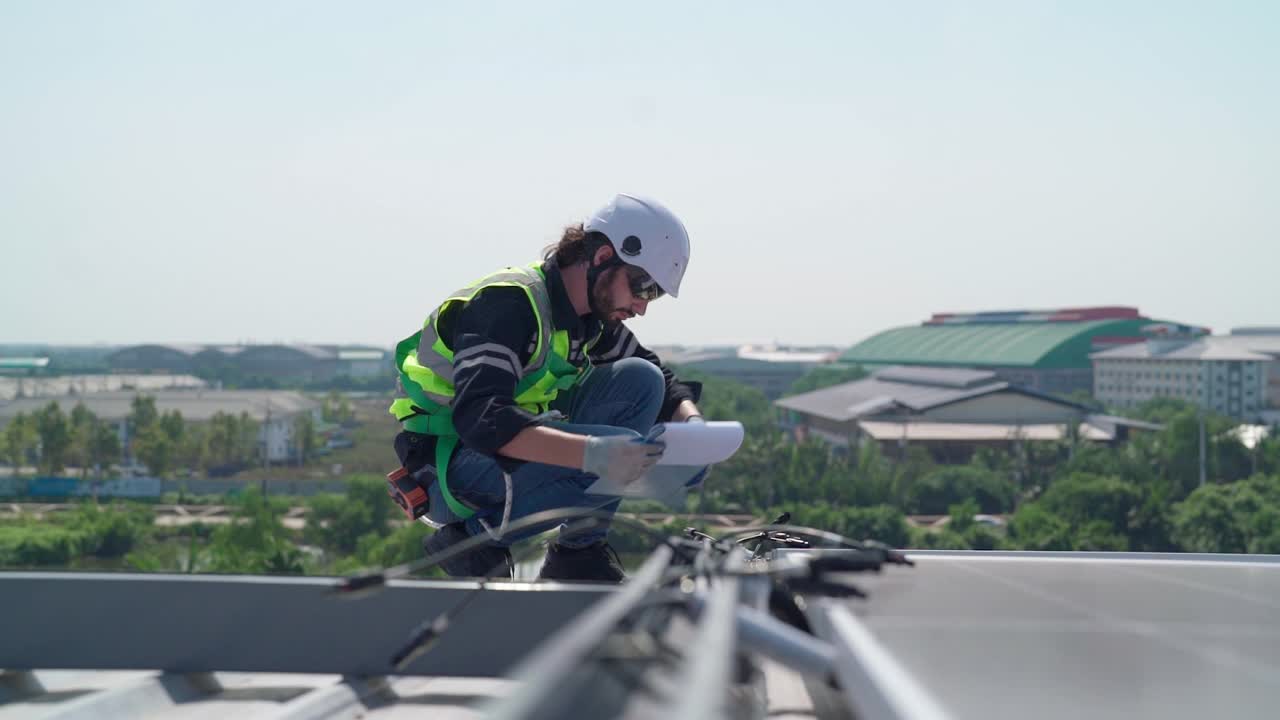 男性工程师控制太阳能电池板质量。视频素材