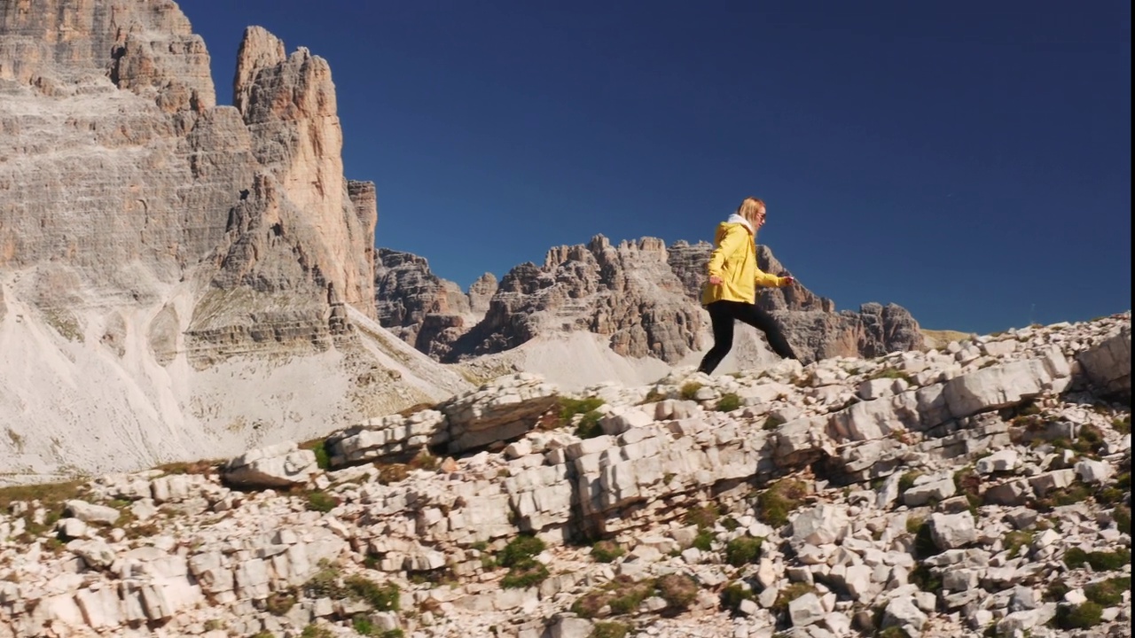 一名女游客攀登拉瓦雷多Tre Cime di Lavaredo山脉视频素材