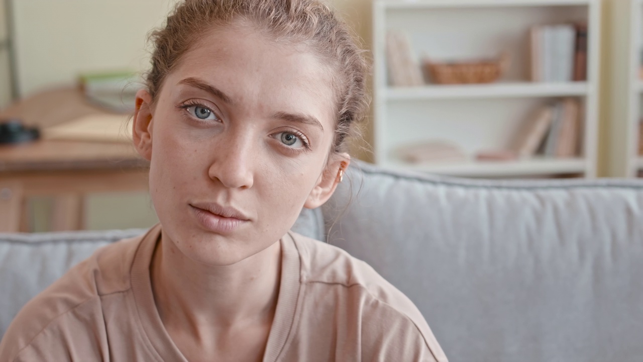 女人用遥控器切换电视频道视频素材