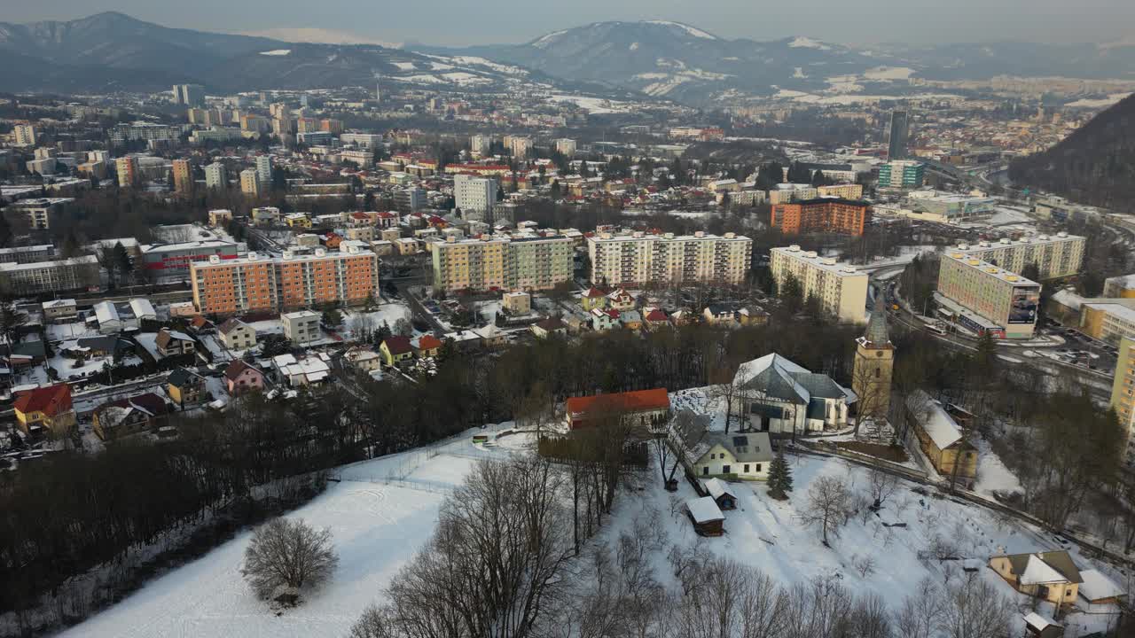 令人惊叹的鸟瞰图，山上的城镇，住宅建筑，斯洛伐克视频素材