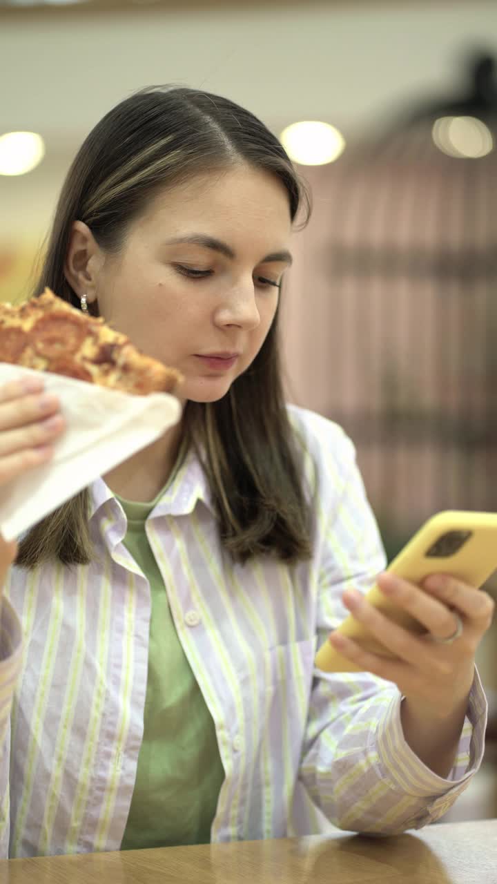 在美食广场吃辣香肠的女人。视频素材