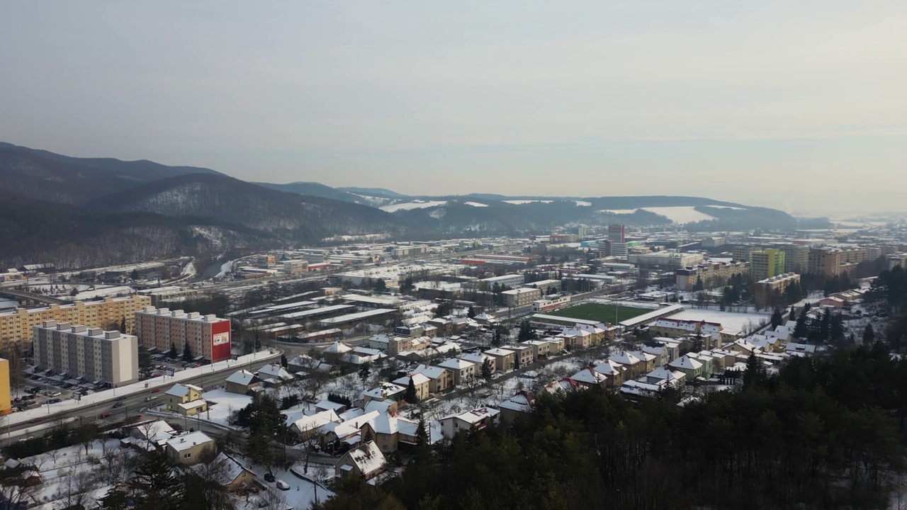 冬天在山上，令人惊叹的小镇在雪班斯卡比斯特里察视频素材