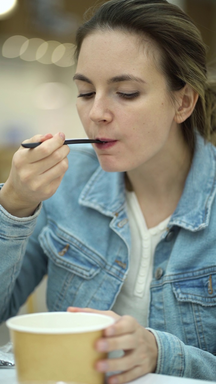 美食广场的女人用纸器皿吃凯撒沙拉。一位商务女士正在午休视频下载