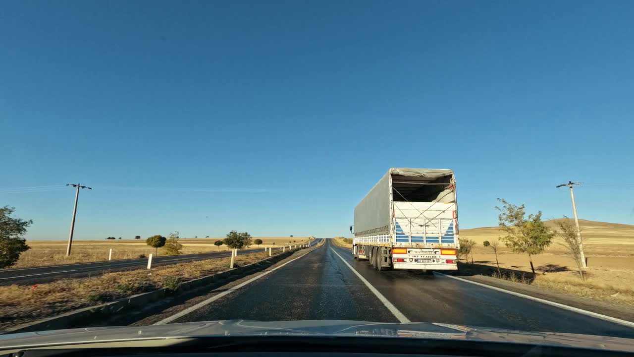 时间流逝的汽车行驶在道路上视频素材