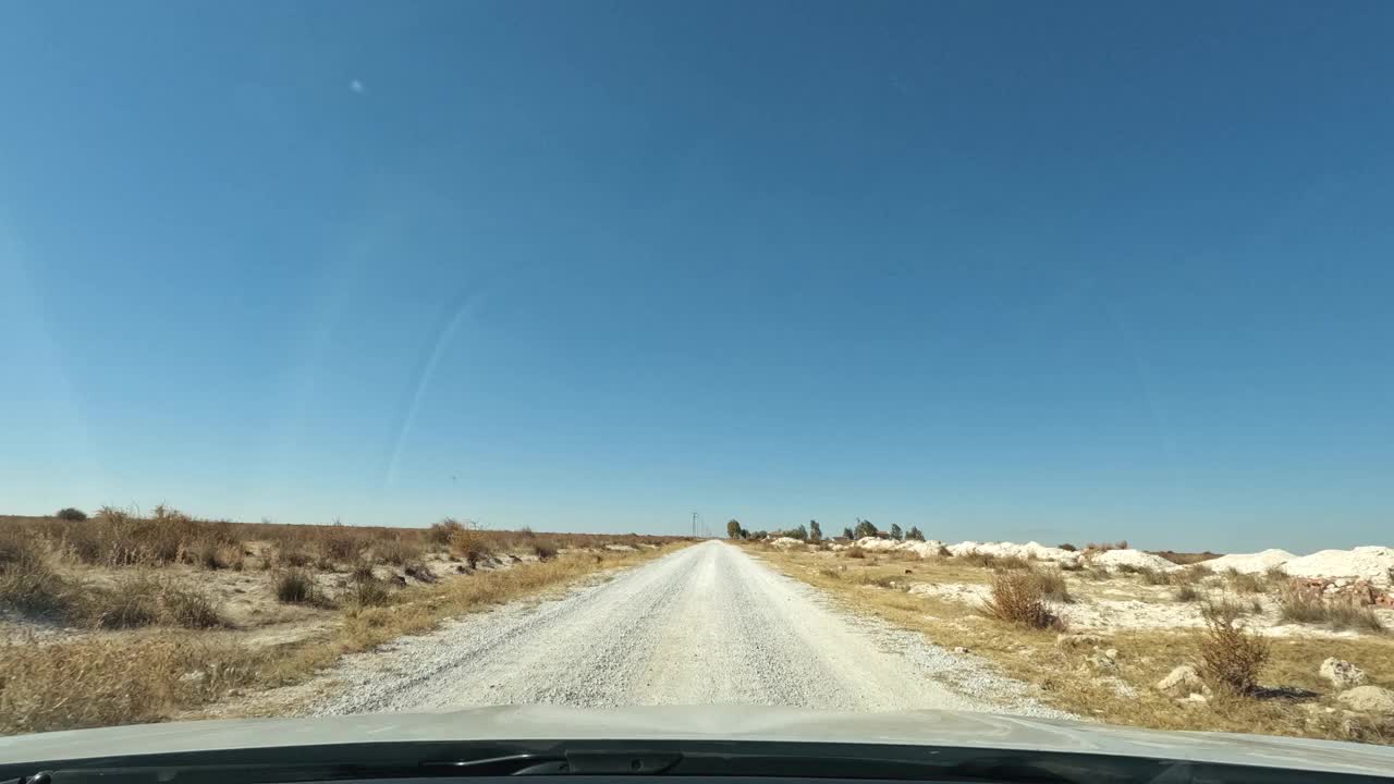 在乡村道路上行驶的汽车视频素材