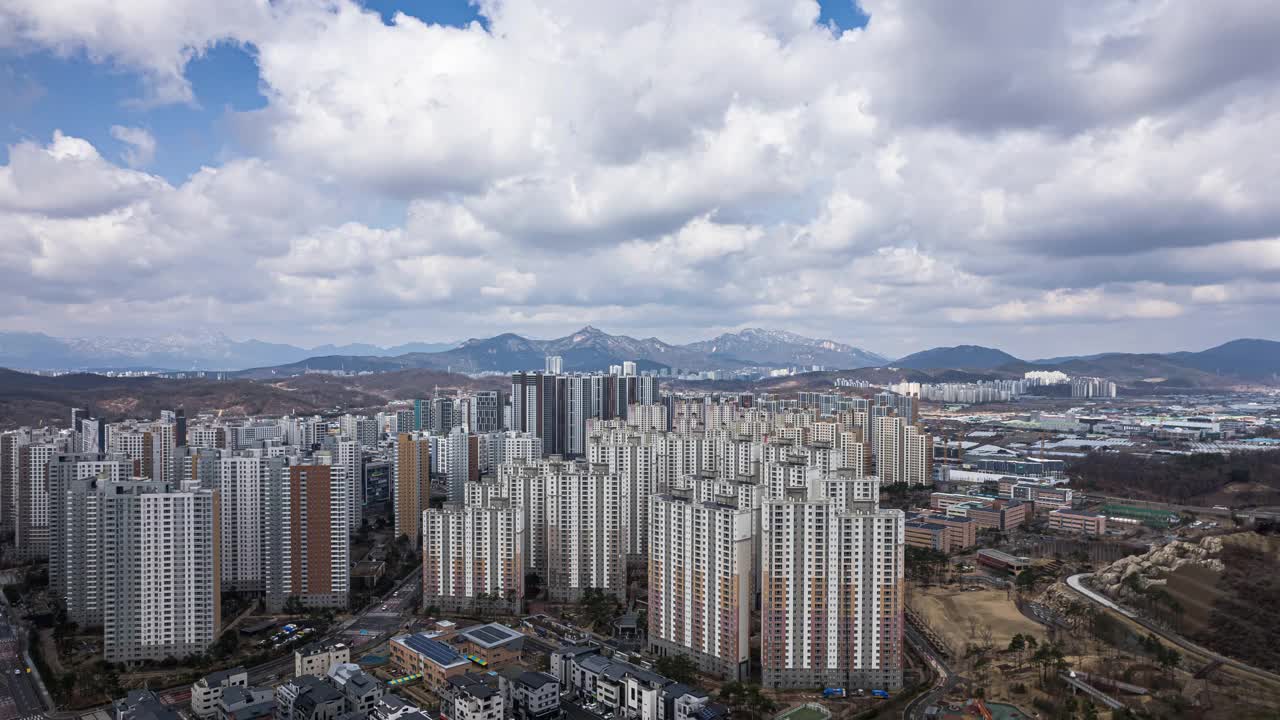 市中心-韩国京畿道大山洞区/南杨州市新城镇附近的公寓大楼视频素材