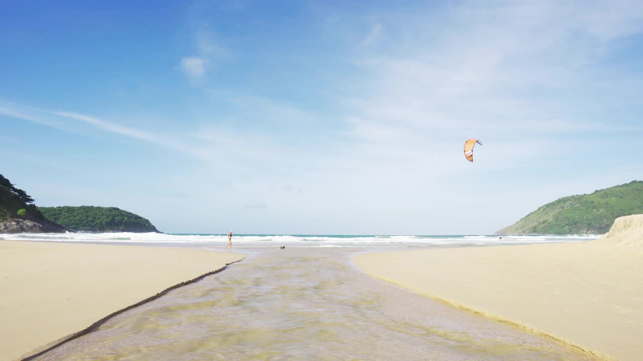 风景海滩蓝色的大海天空和云日光夏日早晨。视频素材