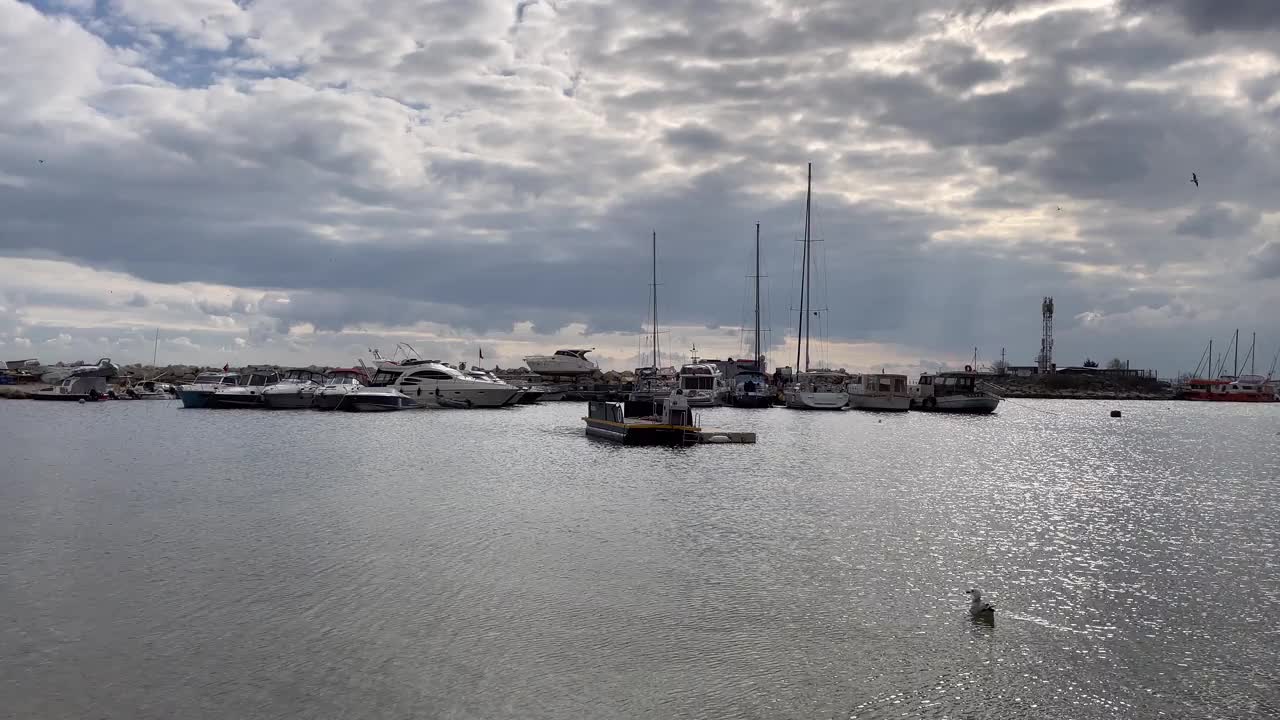 从耶西尔科伊海滩看马尔马拉海景视频素材