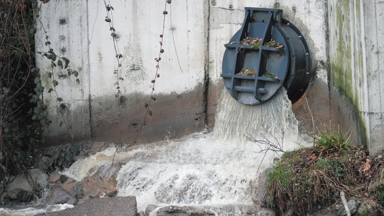 雨水通过排洪系统流出，水从道路溢洪道流向污水视频素材