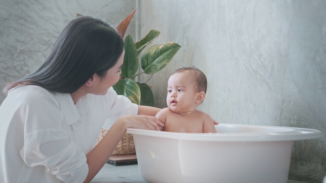 可爱的女婴洗澡与母亲，家庭，孩子，童年和为人父母的概念视频素材