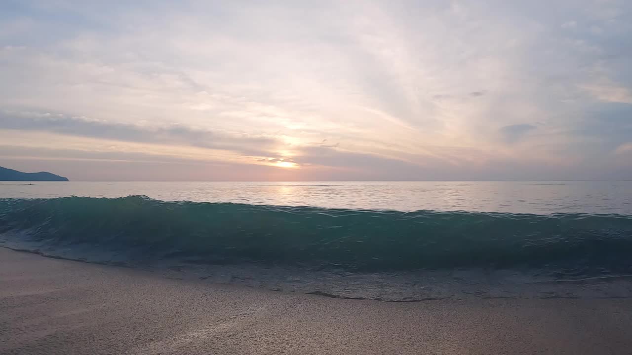 海面上的日落。视频素材