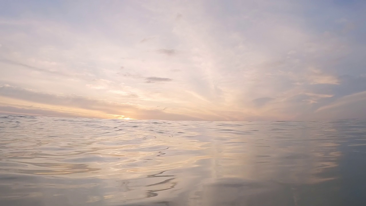 海面上的日落。视频素材