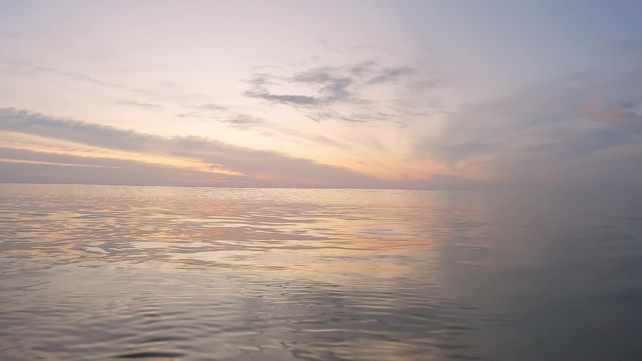 海面上的日落。视频素材