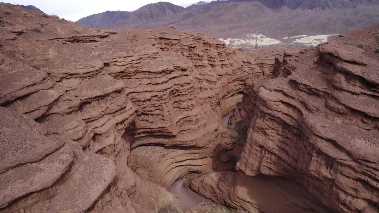 飞越地面上的断层，红色岩石中的峡谷视频素材