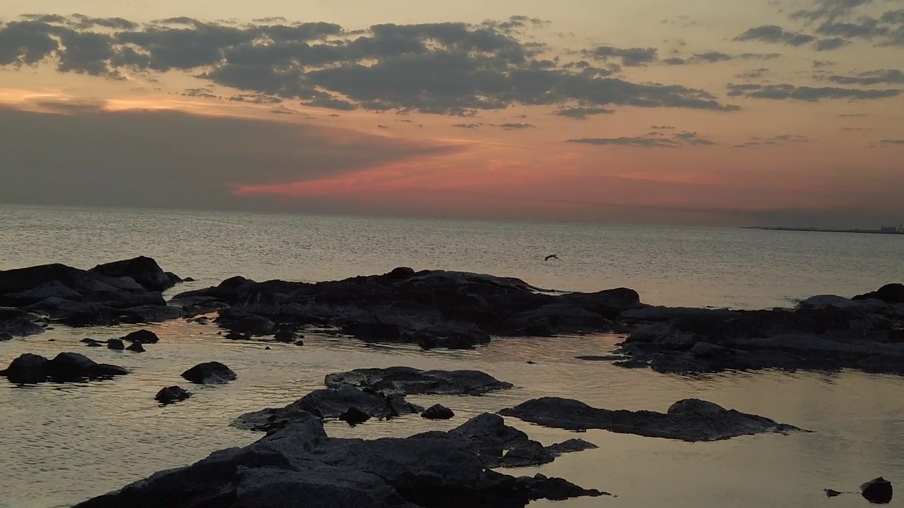 海面上的夕阳。视频下载