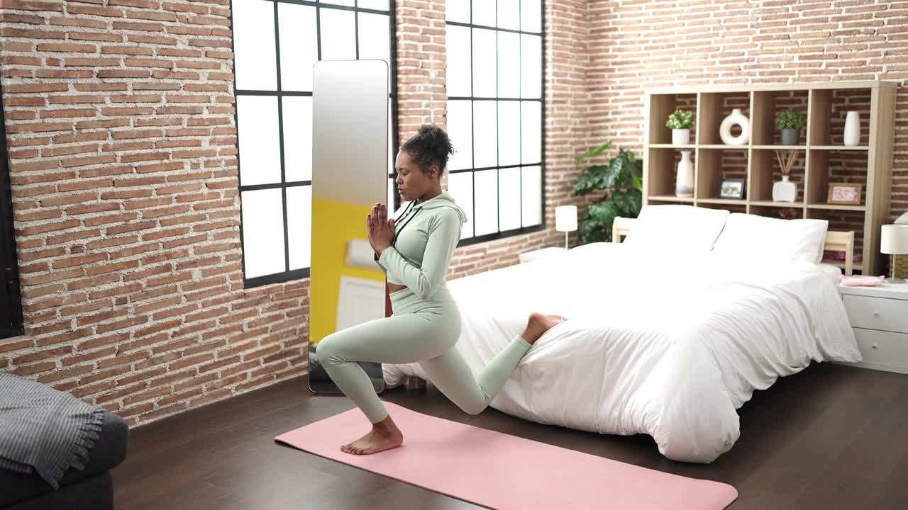非裔美国妇女在卧室练腿视频素材
