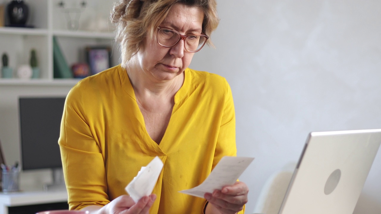 集中的成熟女人计算金融视频素材