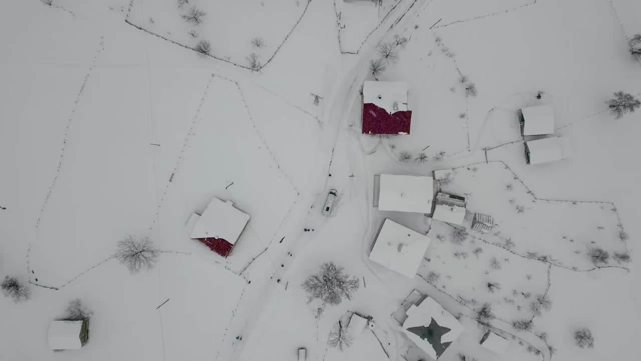 寒山雪林间的小村庄冬季景观。吉雷桑-土耳其视频素材