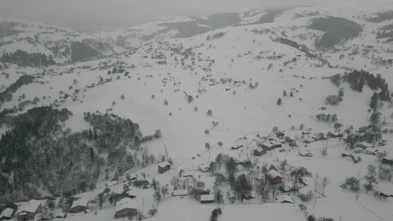 寒山雪林间的小村庄冬季景观。吉雷桑-土耳其视频素材