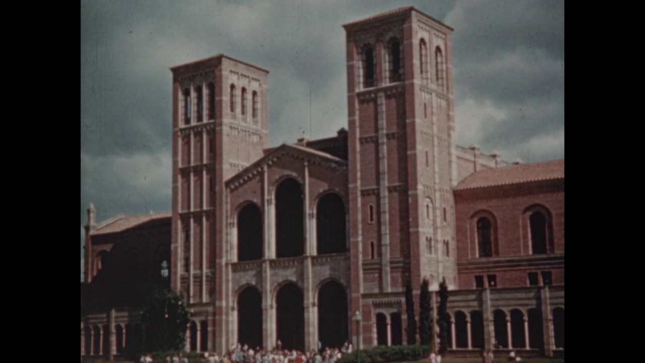 加州大学洛杉矶分校的Janss steps和Royce Hall, UCLA，洛杉矶，美国加州，1945年。视频素材